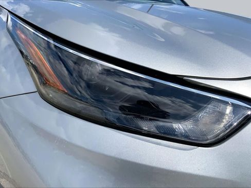 Used 2022 Toyota Highlander XLE AWD/4WD image 27