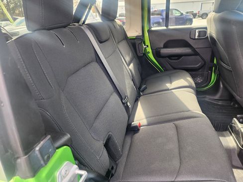 Used 2019 Jeep Wrangler Unlimited Sahara image 12