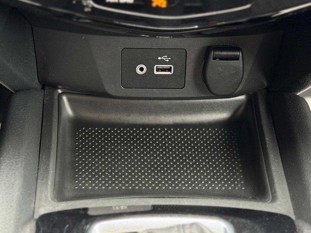 Used 2018 Nissan Rogue SV AWD/4WD image 15