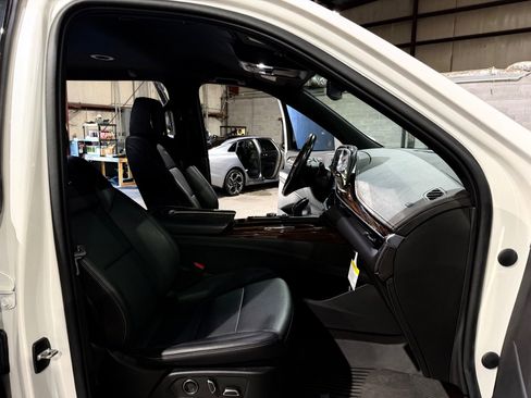 Used 2022 Cadillac Escalade Luxury AWD/4WD image 26