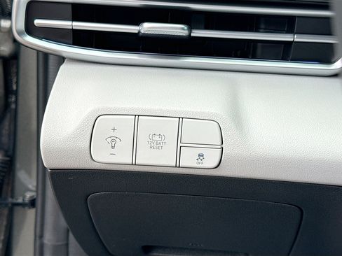 Used 2025 Hyundai Elantra Limited FWD image 34