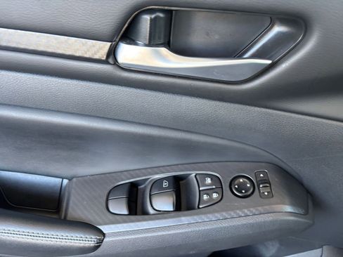Used 2025 Nissan Altima 2.5 SV FWD image 18