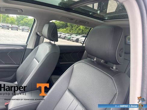 Used 2024 Volkswagen Tiguan SE w/ Panoramic Sunroof Package FWD image 12