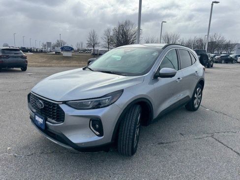 Used 2023 Ford Escape Platinum image 3