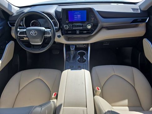 Used 2023 Toyota Highlander XLE FWD image 9