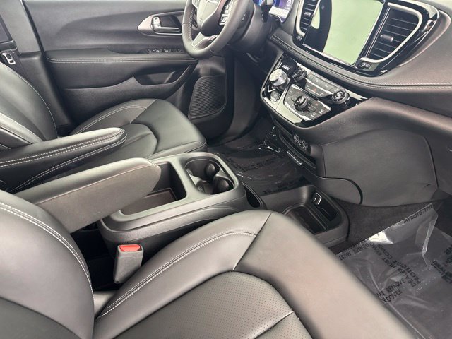Used 2025 Chrysler Pacifica Select FWD image 24