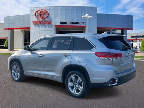 Used 2017 Toyota Highlander Limited FWD image 4