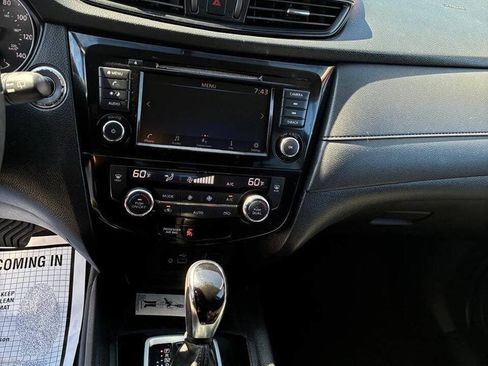 Used 2018 Nissan Rogue SV FWD image 3
