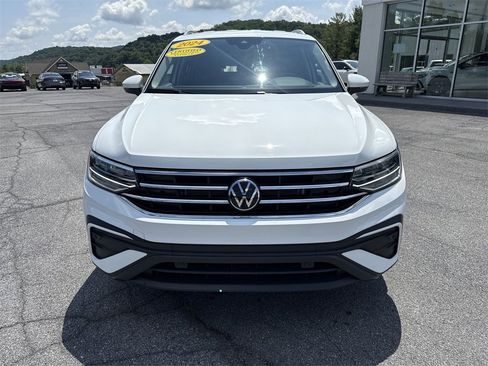 Used 2024 Volkswagen Tiguan SE image 2