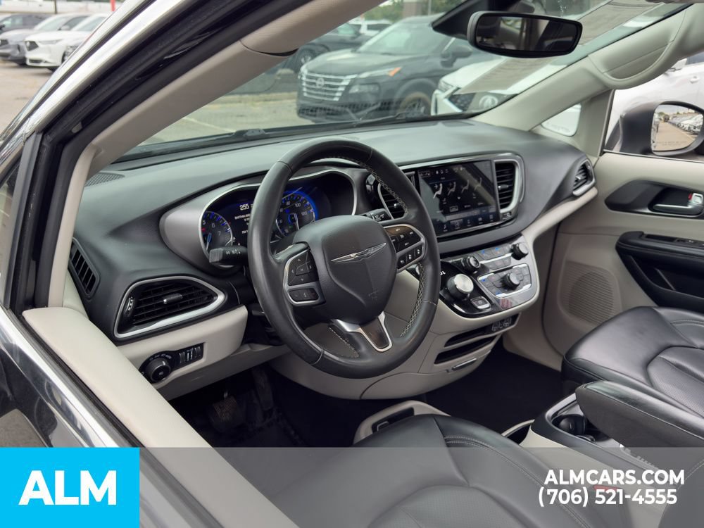 Used 2023 Chrysler Pacifica Touring-L FWD image 11
