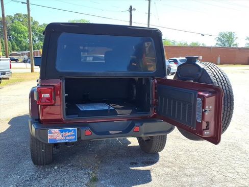 Used 2022 Jeep Wrangler Unlimited Sahara w/ LED Lighting Group AWD/4WD image 10