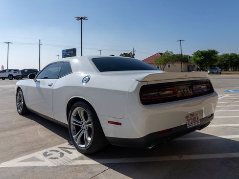 Used 2022 Dodge Challenger R/T RWD image 4
