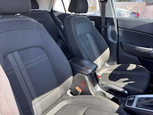 Used 2025 Hyundai Venue SEL FWD image 35