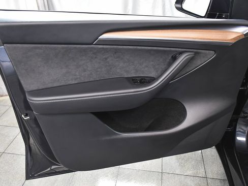 Used 2025 Tesla Model Y Long Range AWD/4WD image 9