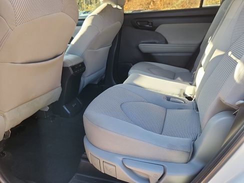 Used 2023 Toyota Highlander L image 13
