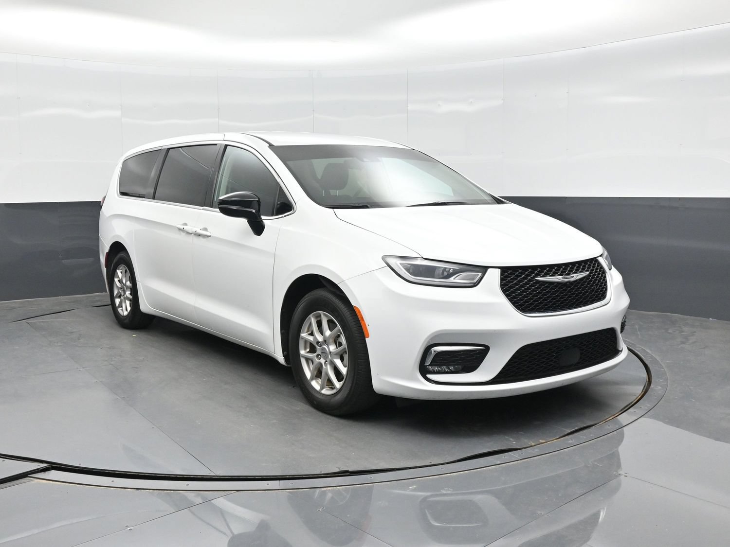 Used 2024 Chrysler Pacifica Touring-L FWD image 17