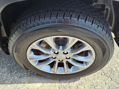 Used 2019 Jeep Cherokee Latitude Plus w/ Cold Weather Group image 9