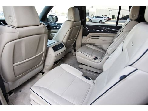 Used 2024 Cadillac Escalade Premium Luxury image 12