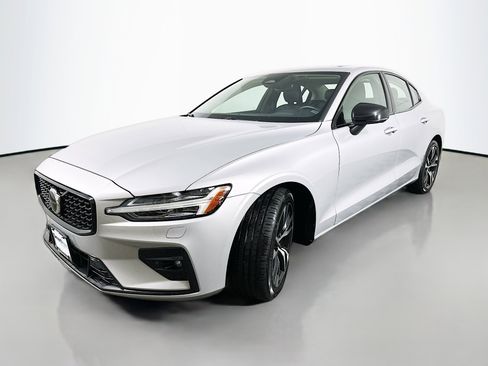 Used 2024 Volvo S60 B5 Core image 3