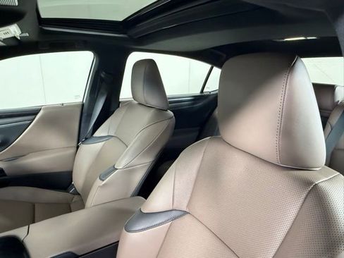 Used 2025 Lexus ES 350 w/ Premium Package image 16