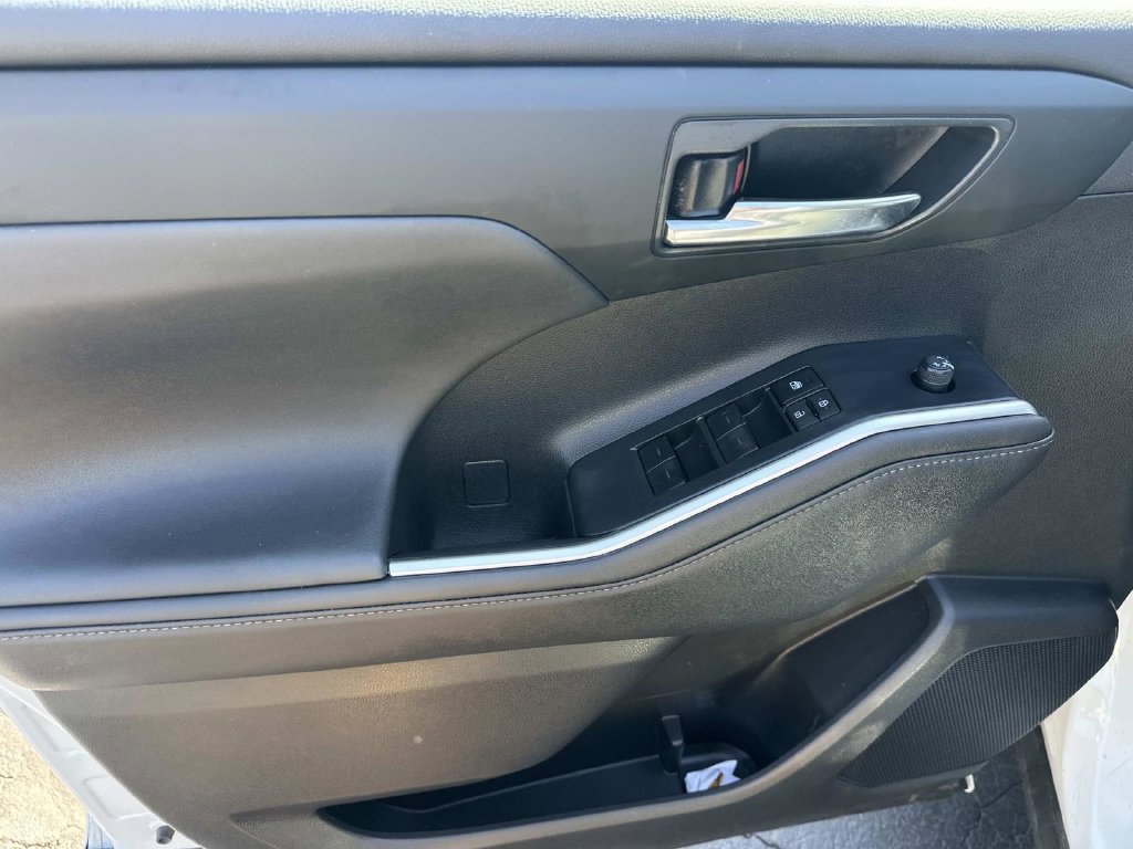Used 2024 Toyota Highlander XLE AWD/4WD image 16