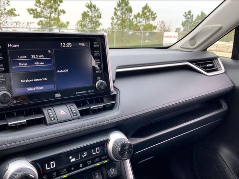 Used 2021 Toyota RAV4 XLE Premium image 34