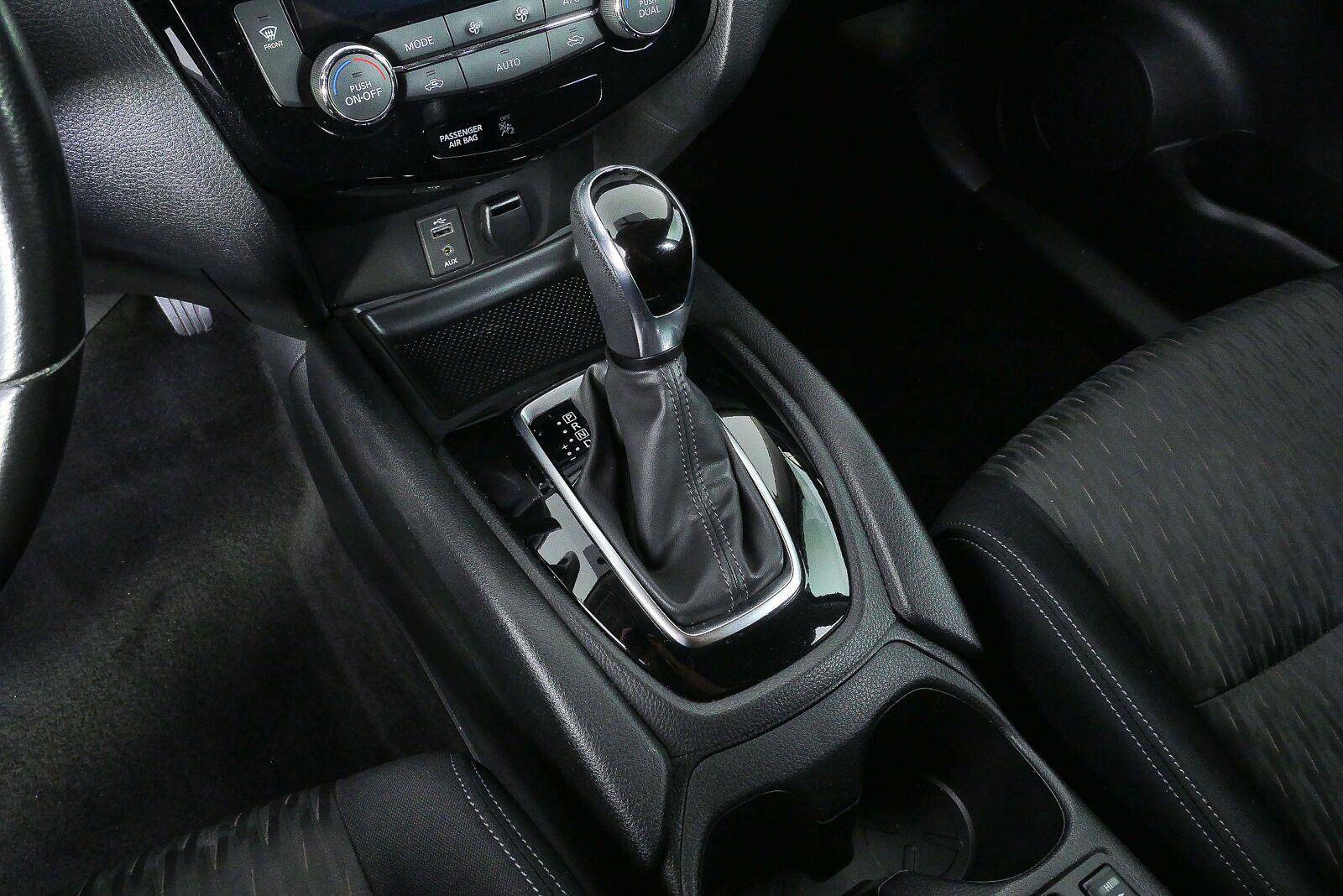 Used 2017 Nissan Rogue SV FWD image 18