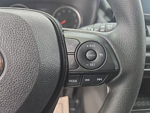 Used 2021 Toyota RAV4 XLE image 19