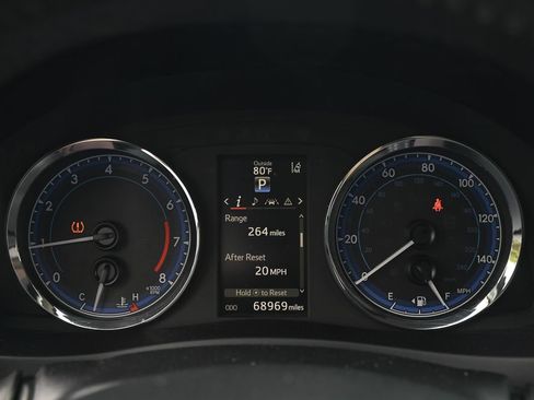 Used 2018 Toyota Corolla XSE FWD image 9