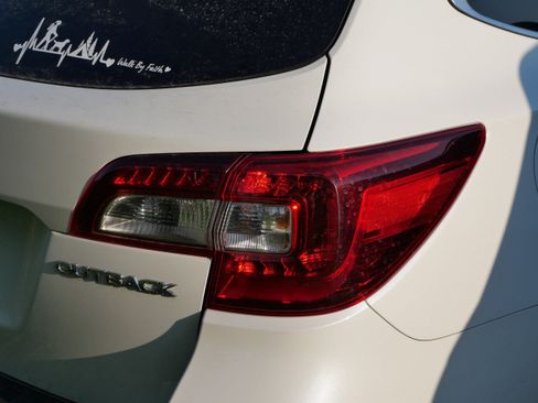 Used 2016 Subaru Outback 2.5i Limited AWD/4WD image 4
