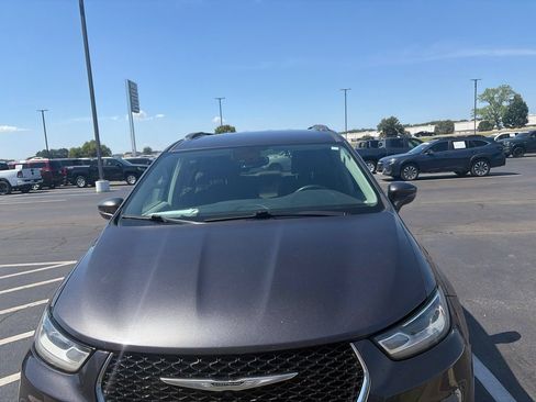 Used 2021 Chrysler Pacifica Touring-L FWD image 3
