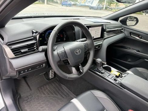 Used 2025 Toyota Camry SE w/ Convenience Package FWD image 12