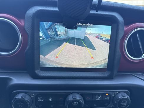 Used 2022 Jeep Wrangler Unlimited Rubicon w/ Cold Weather Group AWD/4WD image 25