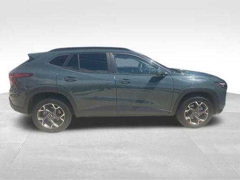 Used 2025 Chevrolet Trax LT w/ Driver Confidence Package FWD image 3