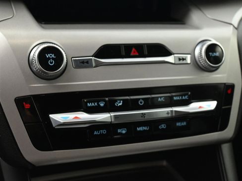 Used 2023 Ford Explorer XLT image 24