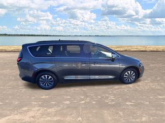 Used 2022 Chrysler Pacifica Limited w/ Uconnect Theater Family Group video 4