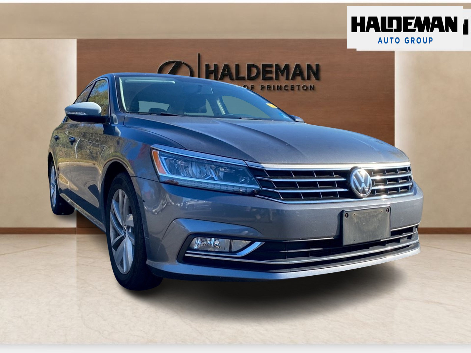 Used 2018 Volkswagen Passat 2.0T SE FWD image 1