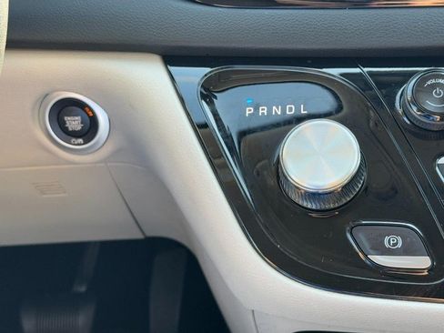 Used 2024 Chrysler Pacifica Touring-L FWD image 25