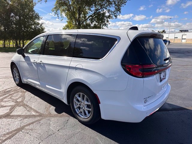 Used 2024 Chrysler Pacifica Touring-L FWD image 3
