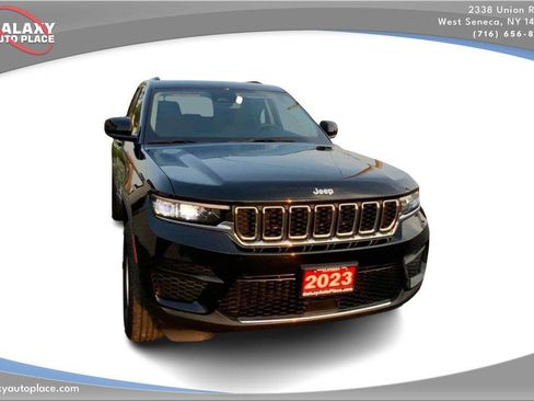 Used 2023 Jeep Grand Cherokee Laredo w/ Luxury Tech Group I AWD/4WD image 3