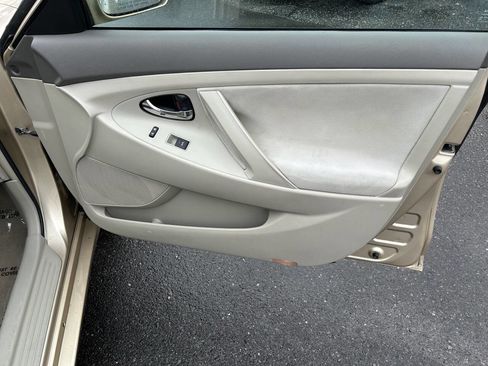 Used 2010 Toyota Camry LE FWD image 20