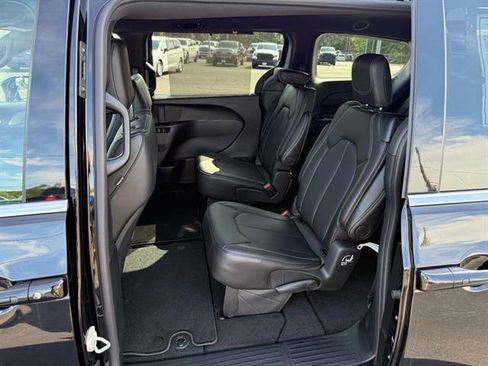 Used 2025 Chrysler Voyager LX FWD image 5
