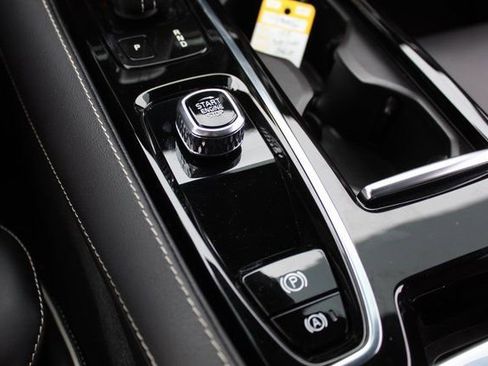 Certified 2022 Volvo S60 T8 R-Design image 27