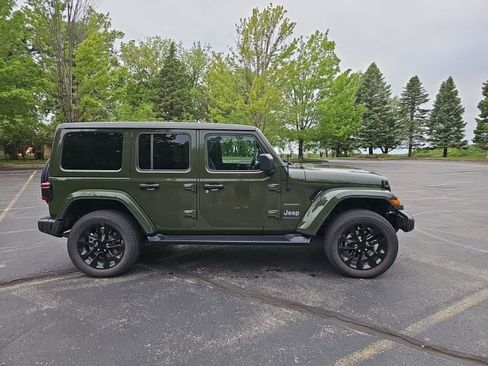 Used 2023 Jeep Wrangler Unlimited Sahara w/ Cold Weather Group AWD/4WD image 7