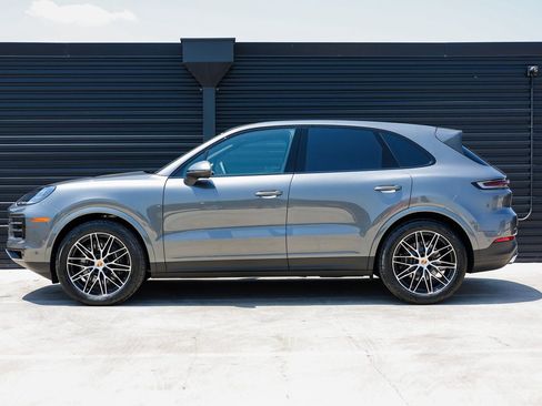 Certified 2025 Porsche Cayenne AWD/4WD image 2