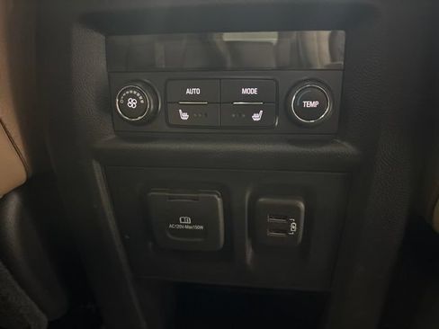 Used 2023 Chevrolet Traverse Premier FWD image 17