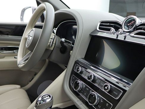 Used 2024 Bentley Bentayga Extended Wheelbase AWD/4WD image 38