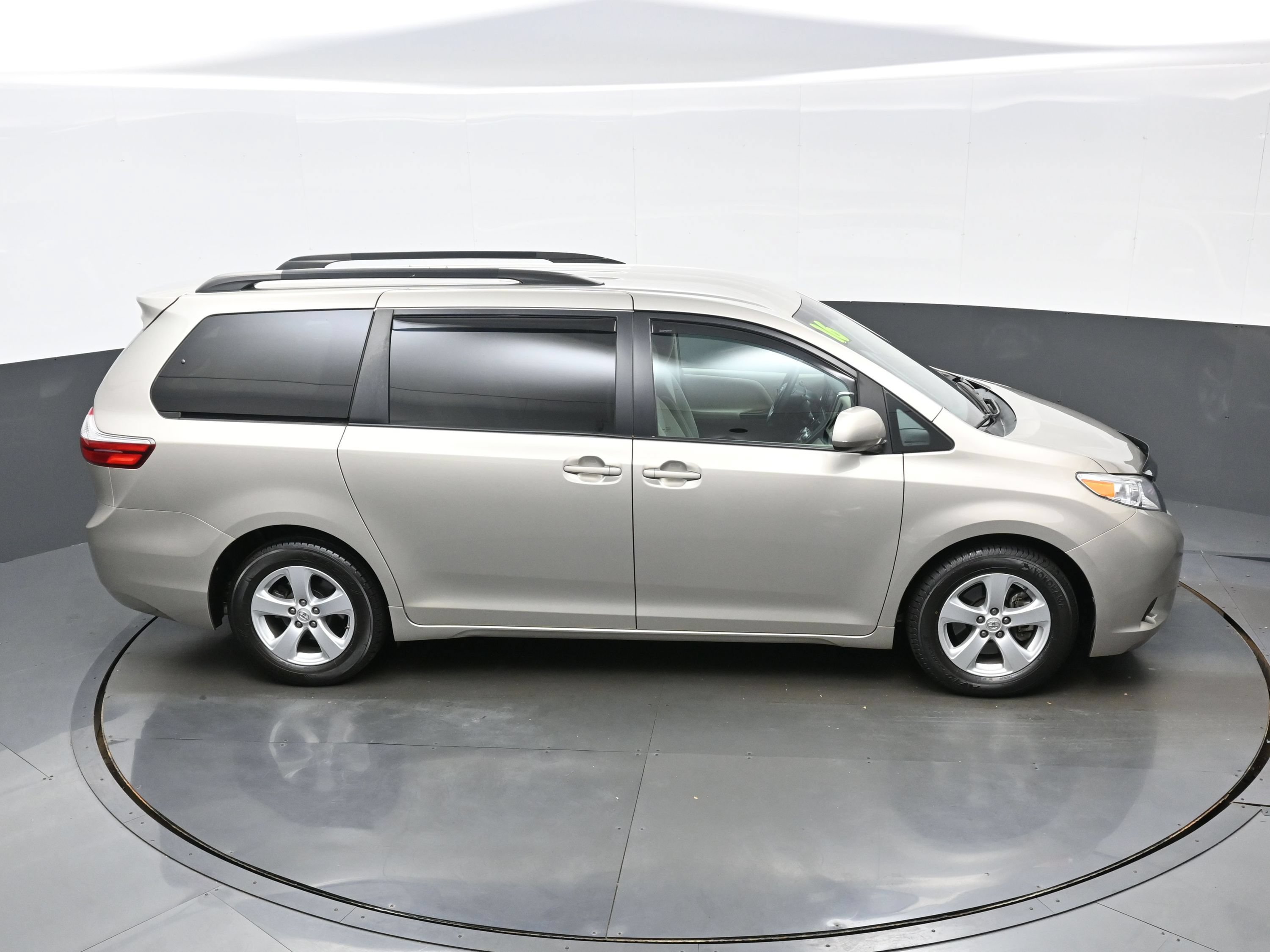 Used 2016 Toyota Sienna LE FWD image 38