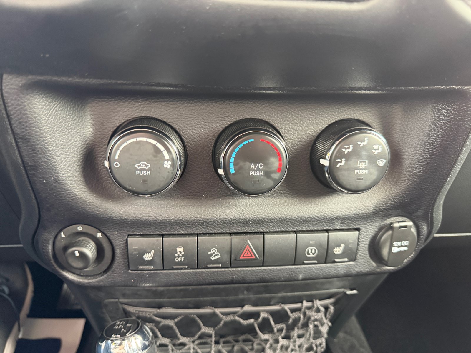 Used 2016 Jeep Wrangler Rubicon w/ Power Convenience Group AWD/4WD image 25