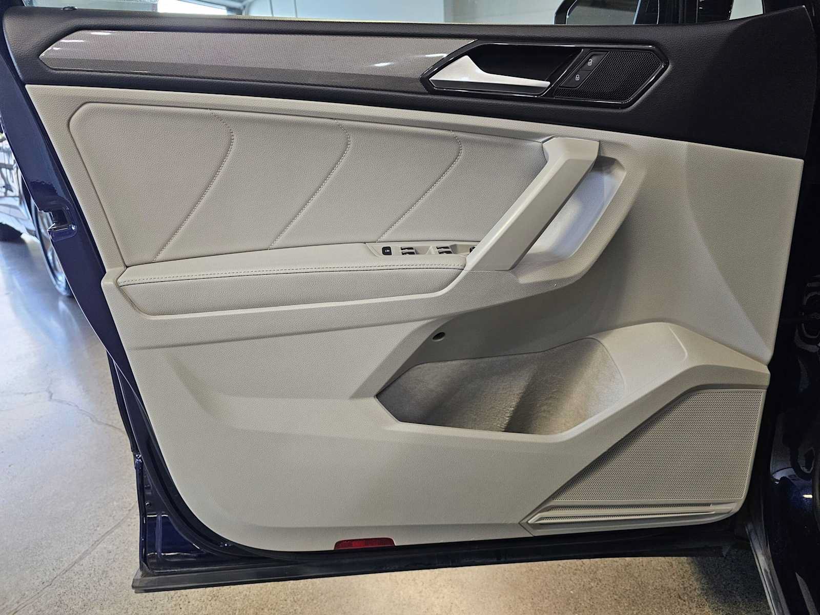 Used 2022 Volkswagen Tiguan SE w/ Panoramic Sunroof Package AWD/4WD image 21